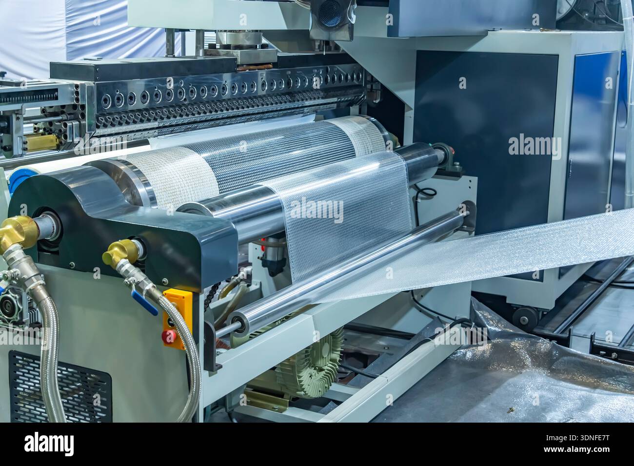 Materiale arrotolato per imballaggio di oggetti in plastica o polietilene. Foto Stock