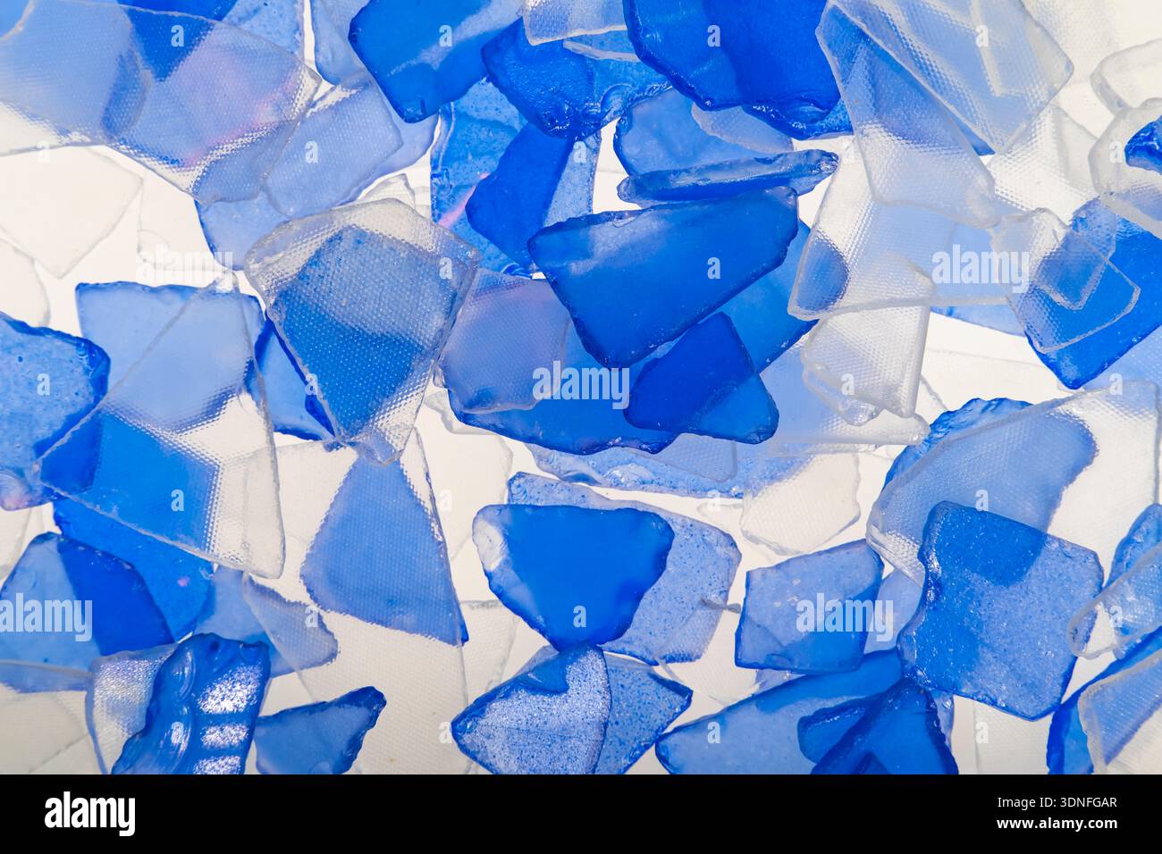 pezzi di vetro per bottiglie blu e bianco Foto Stock