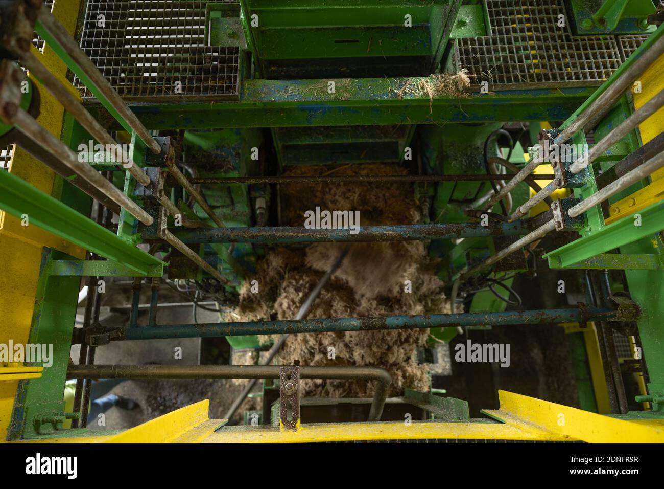 Macchine per la frantumazione della canna da zucchero presso la distilleria di rum Saint Maurice, l'ultima nella Guyana francese, un dipartimento della Francia nel Sud America ne. Foto Stock