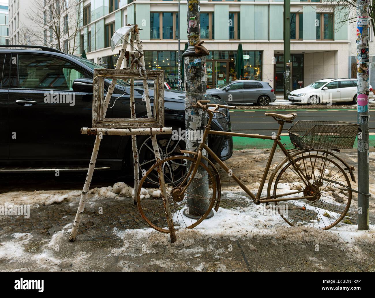 Vecchia bicicletta con cavalletto e cornice a lato della strada Foto Stock