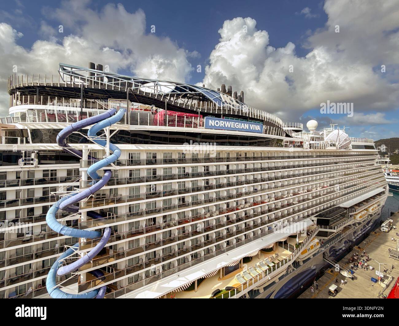 St Maarten, Paesi Bassi - 17 gennaio 2026: Vista laterale della nave da crociera Norwegian Cruise Line NCL Norwegian Viva nel porto di Philipsburg - Immagine stock catturata con smartphone