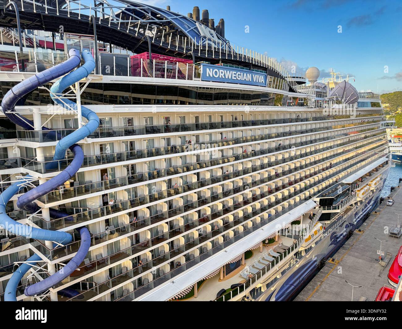 St Maarten, Paesi Bassi - 17 gennaio 2026: Vista laterale della nave da crociera Norwegian Cruise Line NCL Norwegian Viva il porto di Philipsburg sul Caribb - Immagine stock catturata con smartphone
