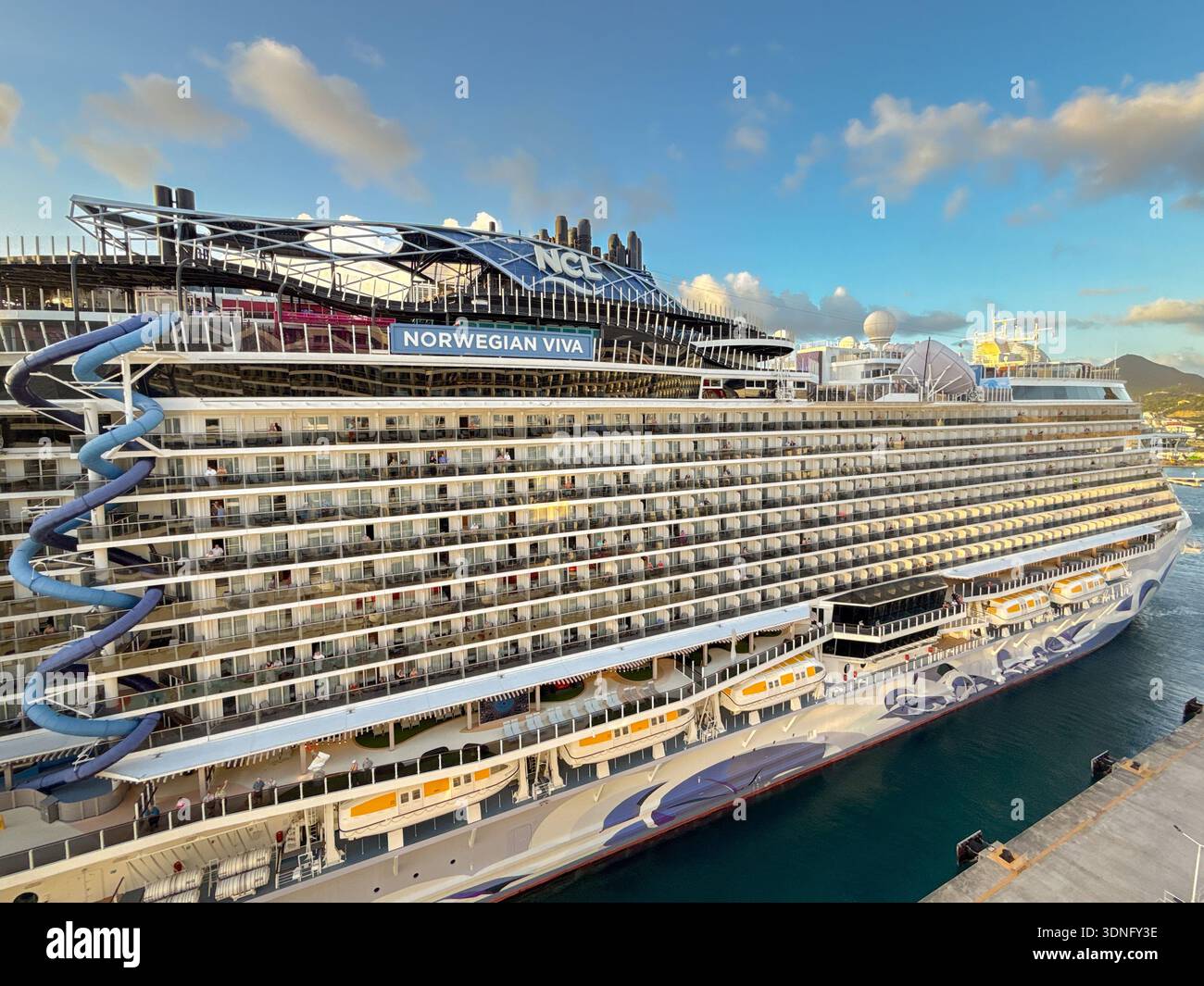 St Maarten, Paesi Bassi - 17 gennaio 2026: Nave da crociera Norwegian Cruise Line NCL Norwegian Viva che lascia il porto di Philipsburg sull'isola caraibica - Immagine stock catturata con smartphone