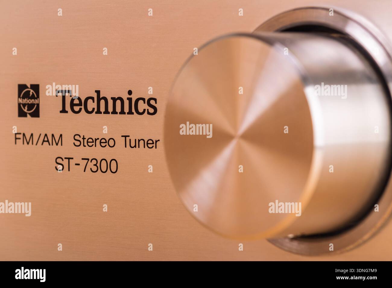 VINKOVCI, CROAZIA, 11.04.2021: Primo piano di un sintonizzatore stereo FM/AM Technics con il modello ST-7300 e un'ampia manopola metallica. Finitura in rame, br Foto Stock