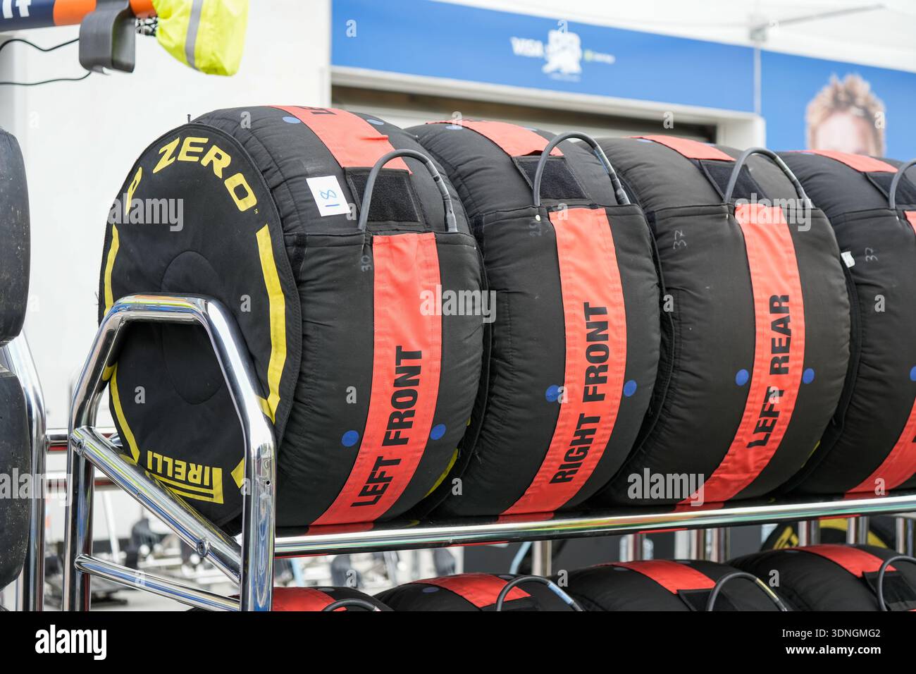 Gli pneumatici Pirelli di Formula 1 etichettati per le posizioni anteriore e posteriore sono visti preparati sui portaruota nel paddock durante il Gran Premio di Formula 1 Foto Stock