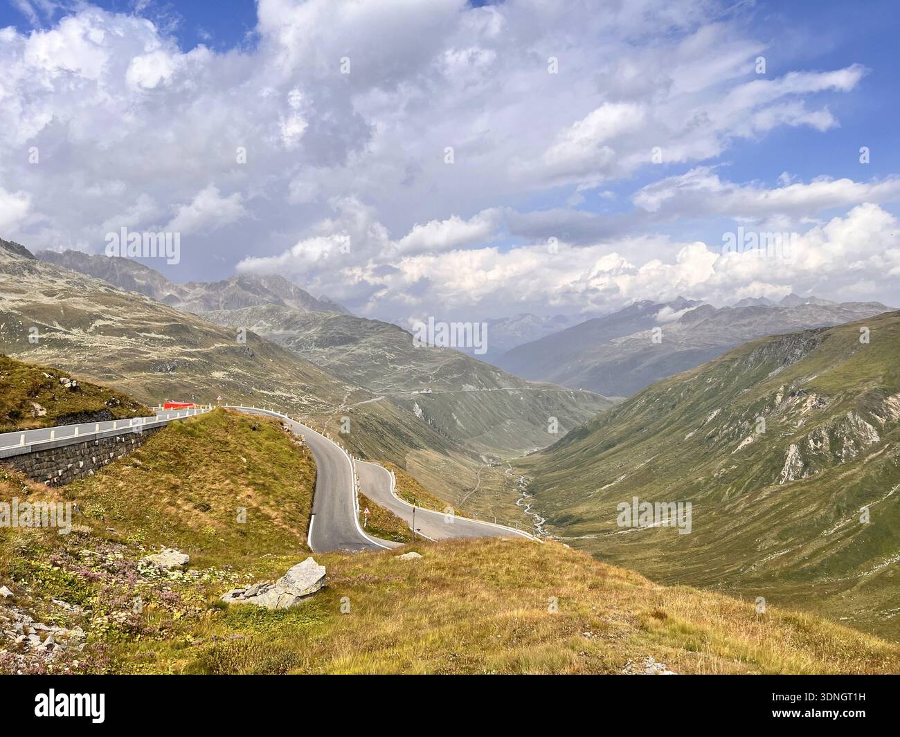 Strada alpina tortuosa attraverso un paesaggio suggestivo della Mountain Valley - Immagine stock catturata con smartphone