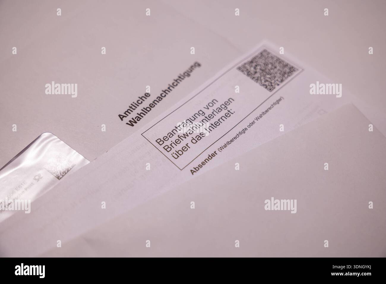 Hinweis zur Beantragung von Briefwahlunterlagen mit QR-Code 10.02.26, Eisenbach: Symbolfoto, Illustrationsbild, Symbolbild, Illustrationsfoto, Alltagsszene Ein Ausschnitt eines Schreibens mit dem Hinweis Beantragung von Briefwahlunterlagen über das Internet ist auf einem Tisch zu sehen. Neben dem Text befindet sich ein QR-Code zur digitalen Antragstellung. Symbolbild zu den Themen Briefwahl, Online-Antrag, Wahlen in Deutschland, Bürgerbeteiligung und behördliche informazioni. Eisenbach Hessen Deutschland *** Nota relativa alla richiesta di documenti di voto postale con codice QR 10 02 26, simbolo Eisenbach ph Foto Stock