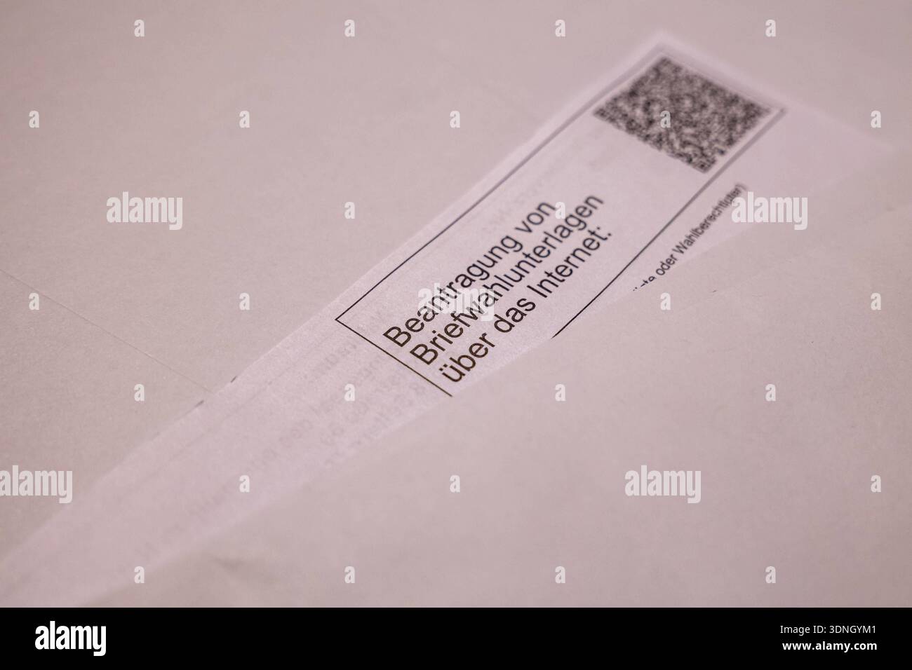 Hinweis zur Beantragung von Briefwahlunterlagen mit QR-Code 10.02.26, Eisenbach: Symbolfoto, Illustrationsbild, Symbolbild, Illustrationsfoto, Alltagsszene Ein Ausschnitt eines Schreibens mit dem Hinweis Beantragung von Briefwahlunterlagen über das Internet ist auf einem Tisch zu sehen. Neben dem Text befindet sich ein QR-Code zur digitalen Antragstellung. Symbolbild zu den Themen Briefwahl, Online-Antrag, Wahlen in Deutschland, Bürgerbeteiligung und behördliche informazioni. Eisenbach Hessen Deutschland *** Nota relativa alla richiesta di documenti di voto postale con codice QR 10 02 26, simbolo Eisenbach ph Foto Stock
