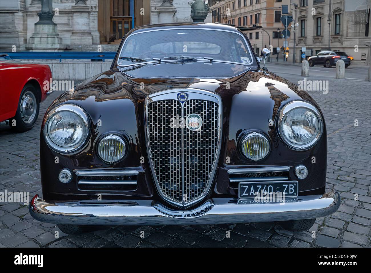 Roma, Italia - 17 gennaio 2026: Un primo piano dell'iconica griglia cromata e dei fari rotondi di una Lancia Aurelia d'epoca classica, che mostra la raffinatezza Foto Stock