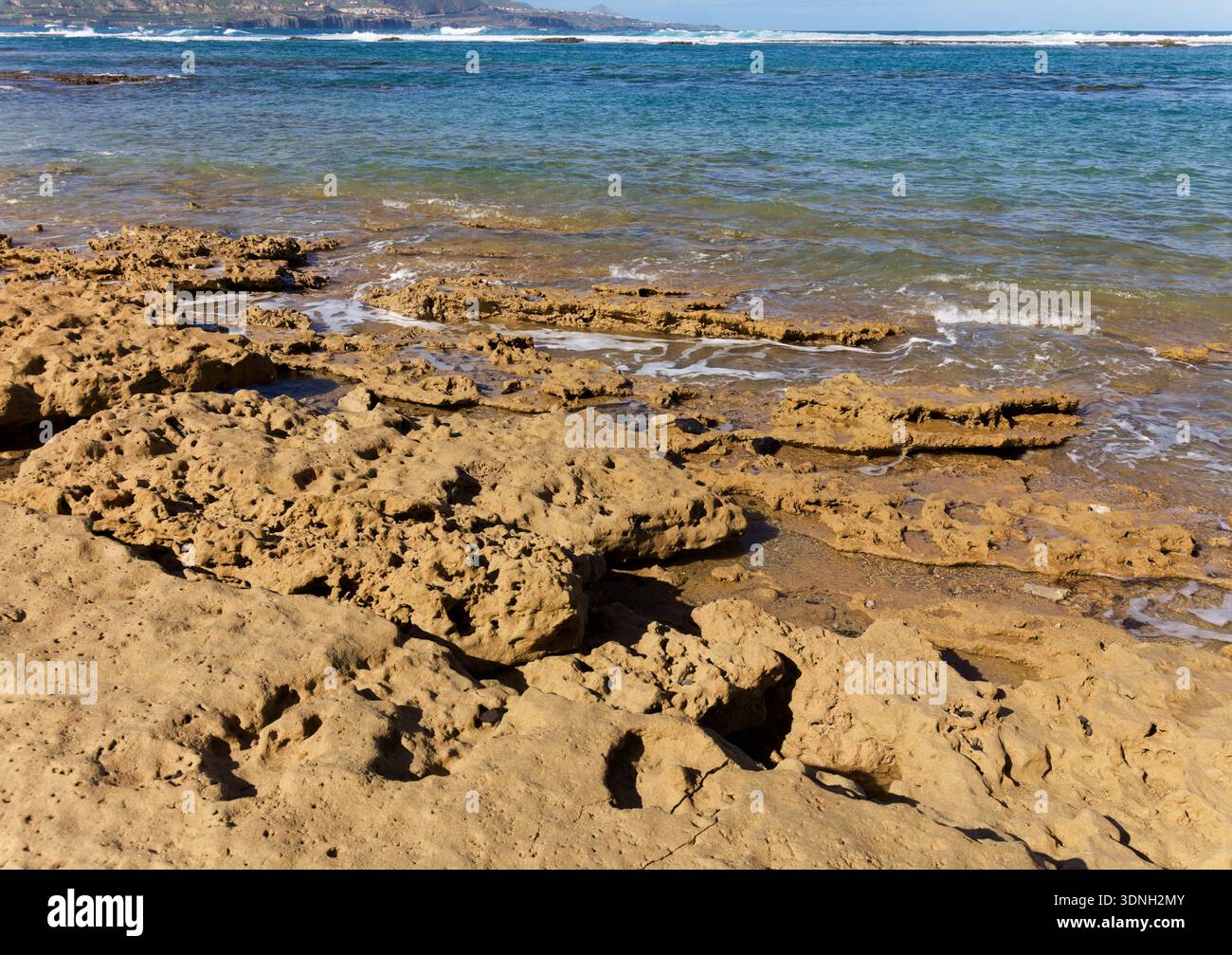 La spiaggia di Las Canteras, la principale spiaggia cittadina di Las Palmas de Gran Canaria, le tempeste invernali e le correnti stagionali hanno rimosso parte della sabbia dal Cicer, pena d Foto Stock