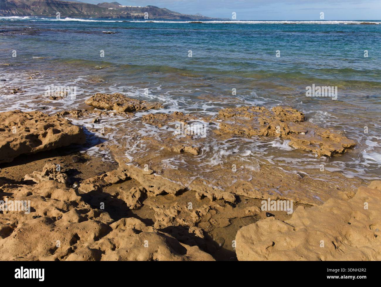 La spiaggia di Las Canteras, la principale spiaggia cittadina di Las Palmas de Gran Canaria, le tempeste invernali e le correnti stagionali hanno rimosso parte della sabbia dal Cicer, pena d Foto Stock