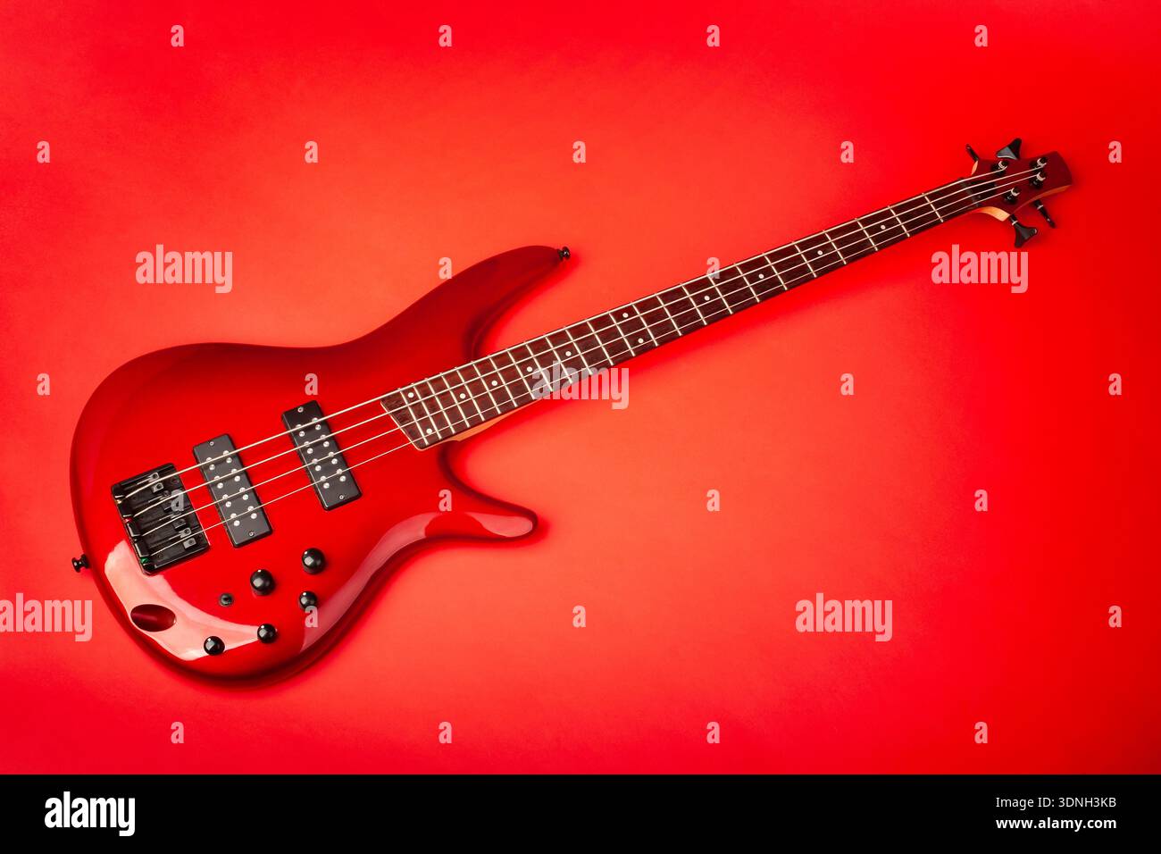 basso su sfondo rosso Foto Stock