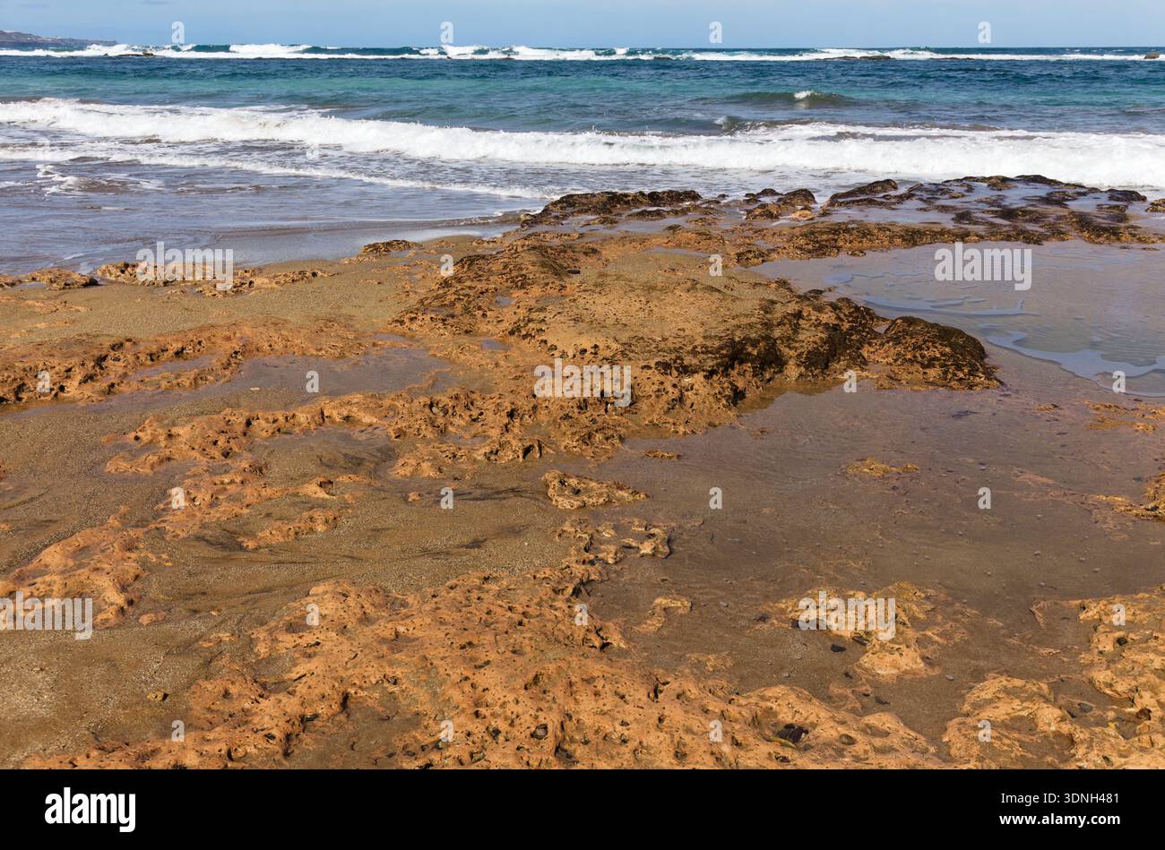 La spiaggia di Las Canteras, la principale spiaggia cittadina di Las Palmas de Gran Canaria, le tempeste invernali e le correnti stagionali hanno rimosso parte della sabbia dal Cicer, pena d Foto Stock