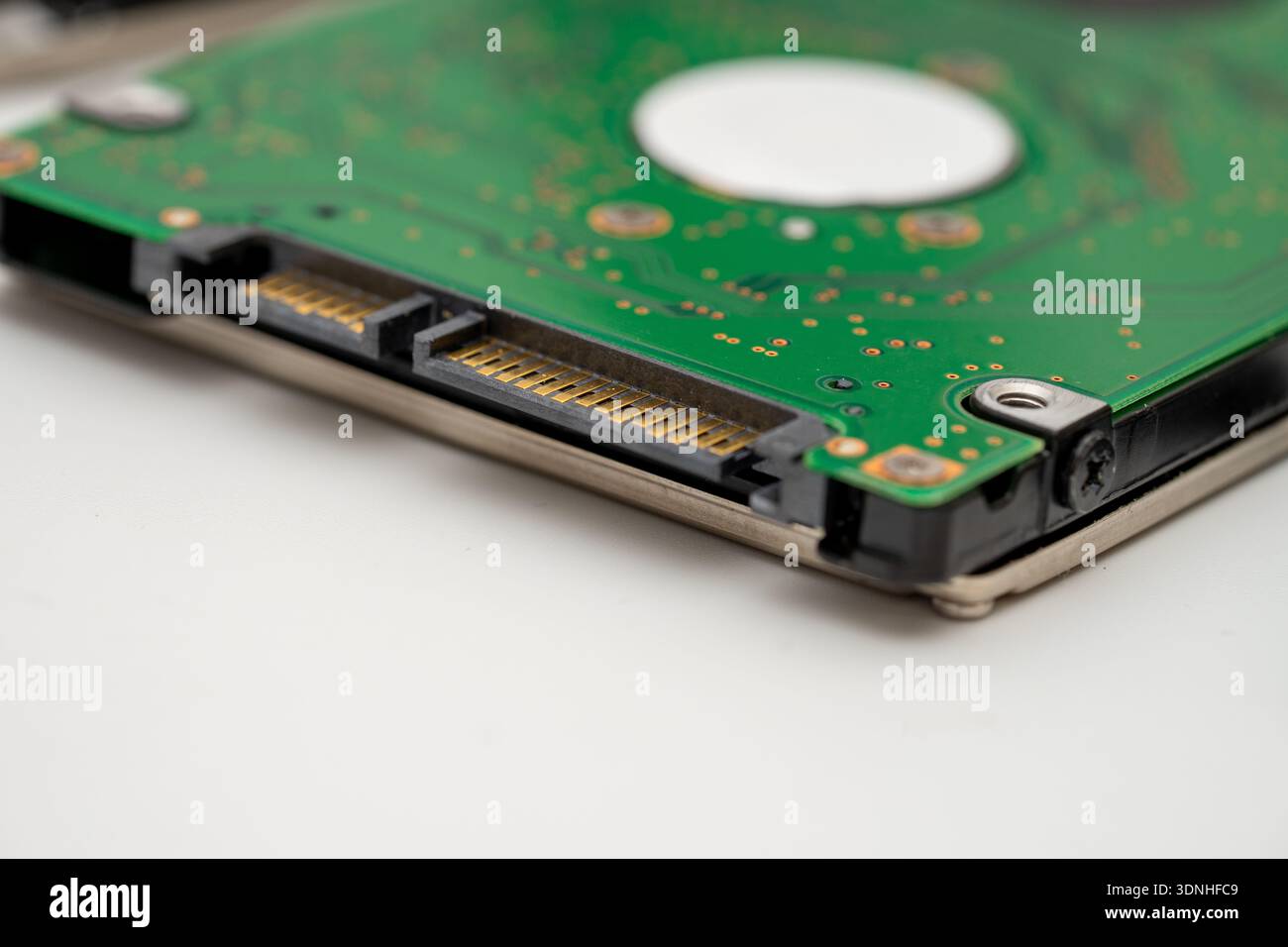 Macro dettagliata di un'unità disco rigido, evidenziandone i meccanismi di archiviazione. Foto Stock
