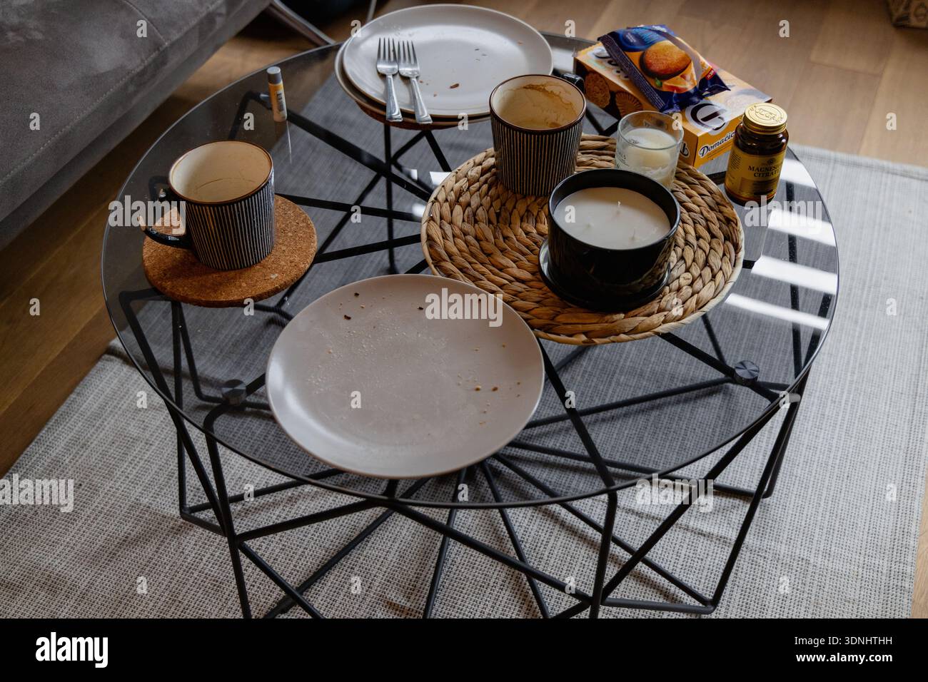 Confezione con citrato di magnesio accanto al tavolino da caffè Foto Stock