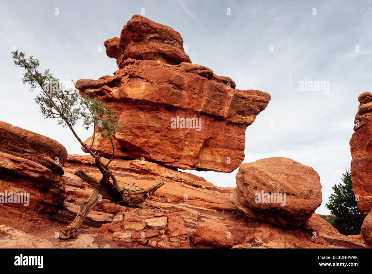 Roccia bilanciata nel giardino del parco degli dei Foto Stock