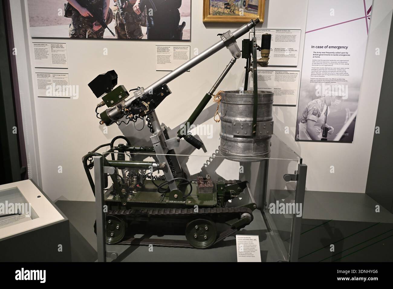 Carriola Mark VIIa robot telecomandato per lo smaltimento di bombe - Museo Nazionale dell'Esercito - Londra Foto Stock