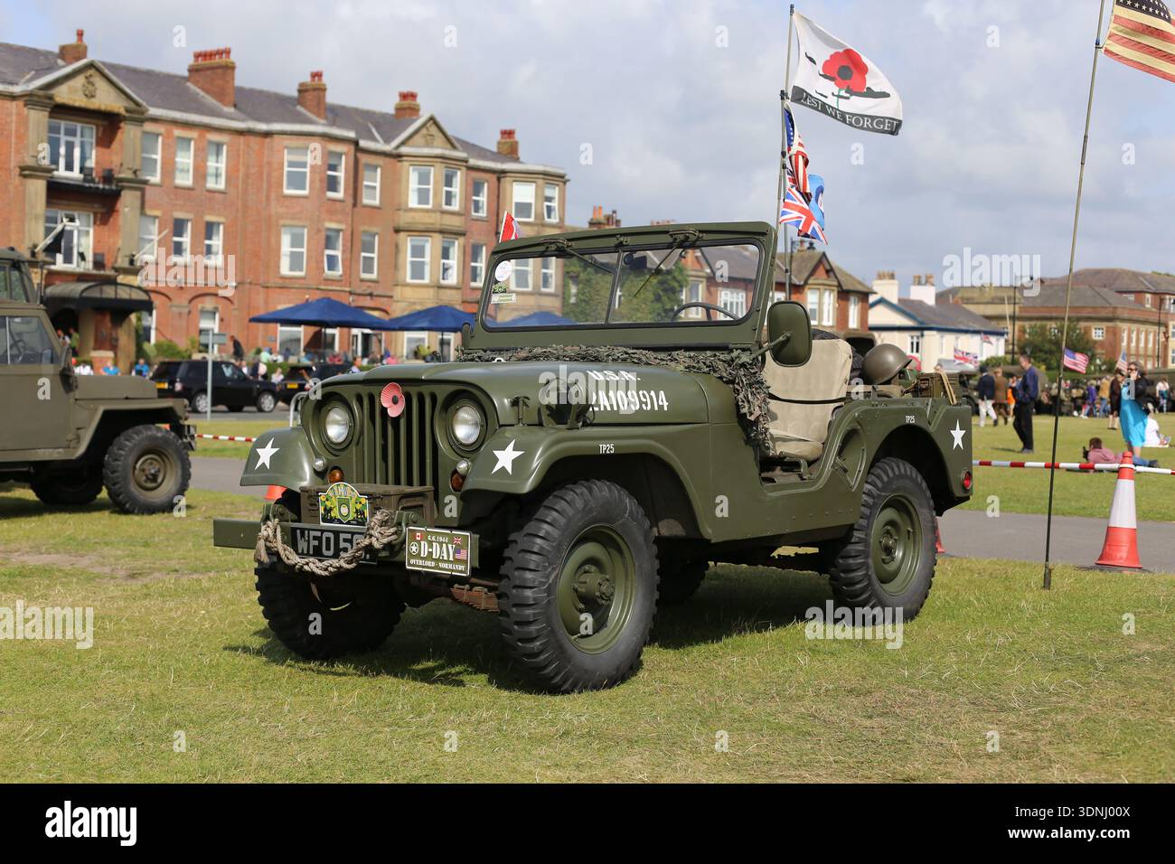 Jeep militare vintage della seconda guerra mondiale in mostra con bandiere commemorative durante il Lytham 1940s Festival a Lytham St Annes, Lancashire, Inghilterra. Foto Stock