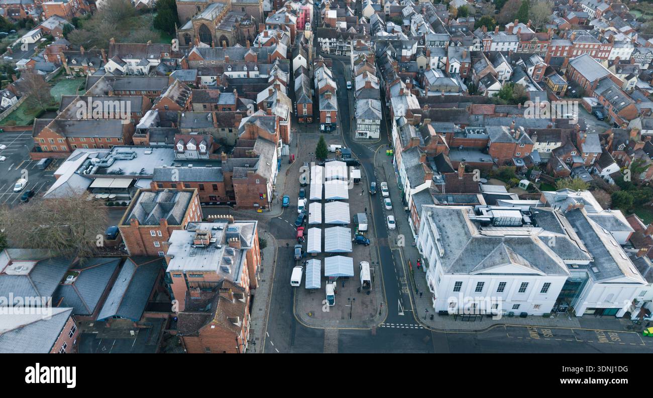 Vista aerea di Ludlow Market Square in una fredda mattina presto mentre i commercianti si preparano per la giornata, Inghilterra, Ludlow Foto Stock