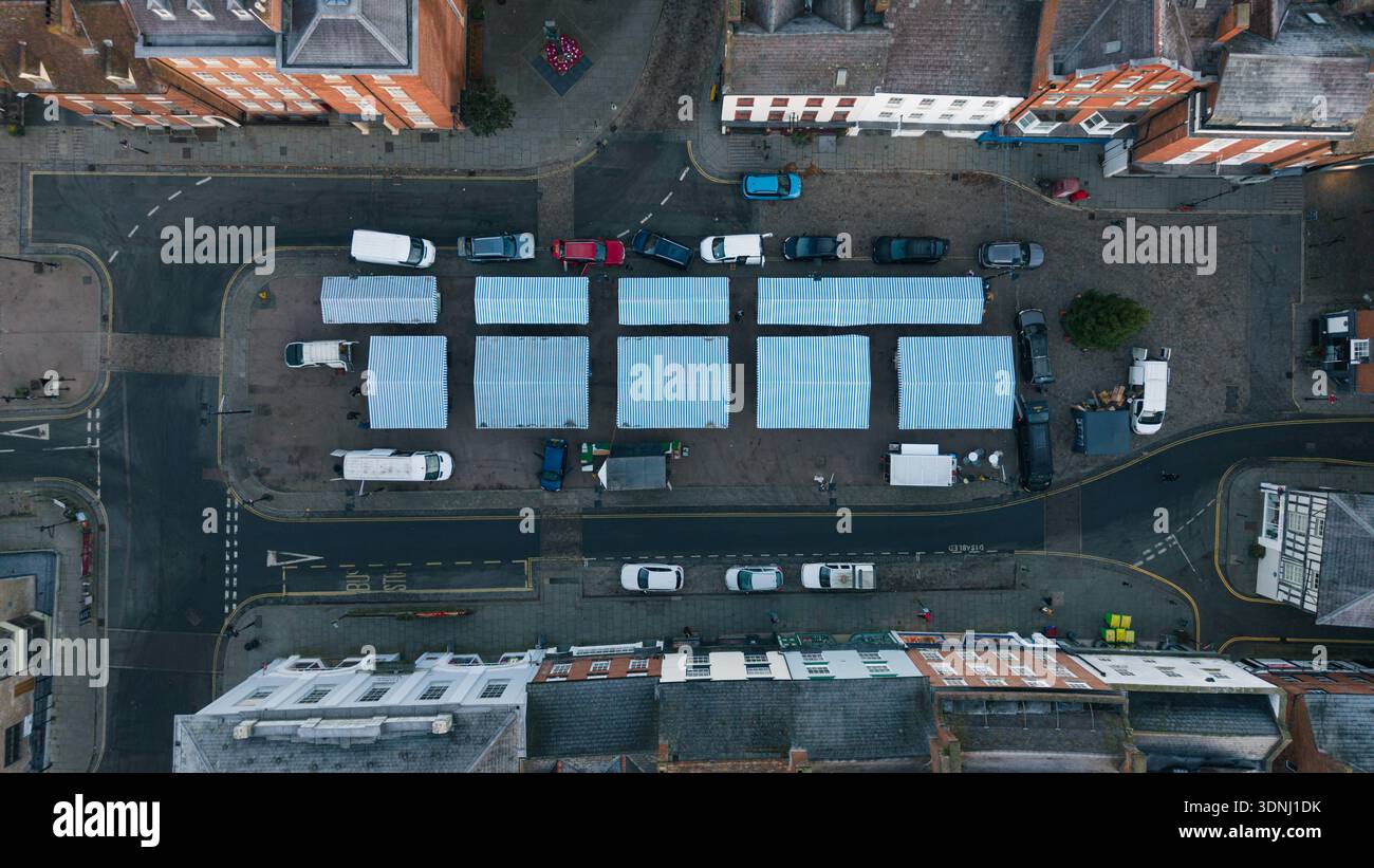 Una dettagliata fotografia aerea dall'alto verso il basso della storica piazza del mercato di Ludlow, Shropshire, Inghilterra Foto Stock