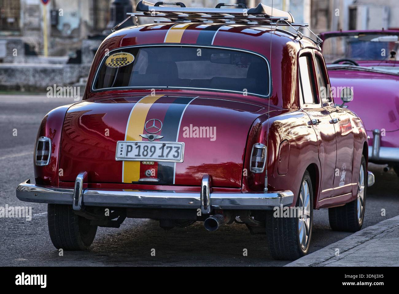 Vista posteriore dell'auto d'epoca rossa con strisce da corsa Foto Stock