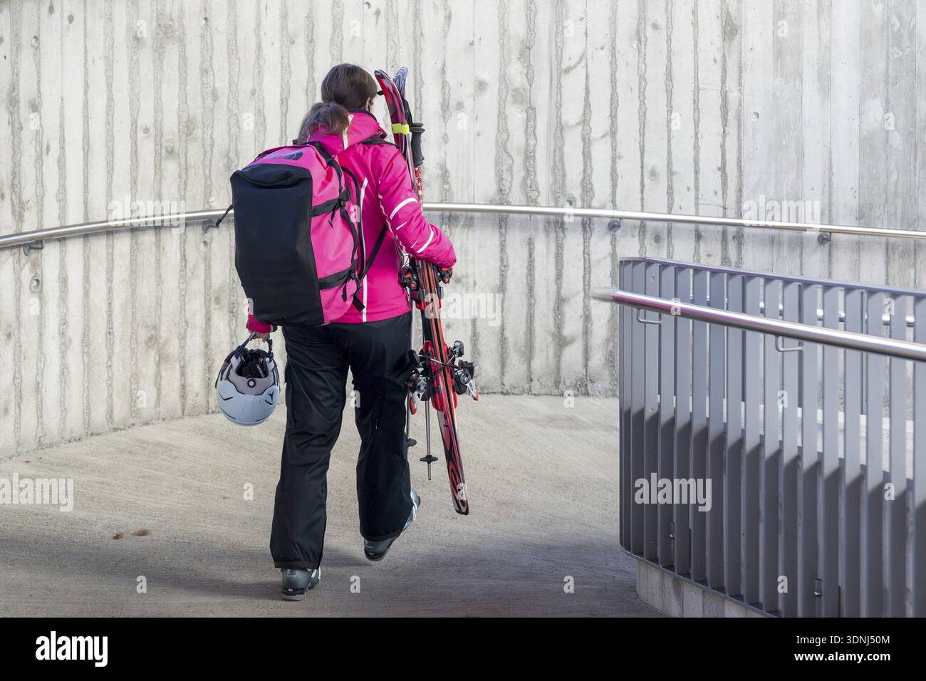 Donna con attrezzatura da sci, Zweisimmen, Svizzera Foto Stock