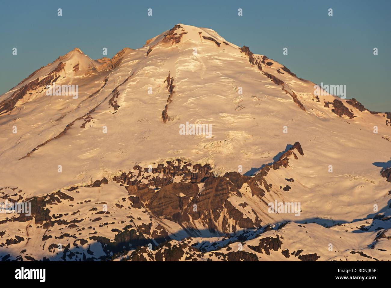 Lato nord-est del monte Baker e dello Sherman Peak alla luce del mattino presto scattata dal monte Shuksan Foto Stock