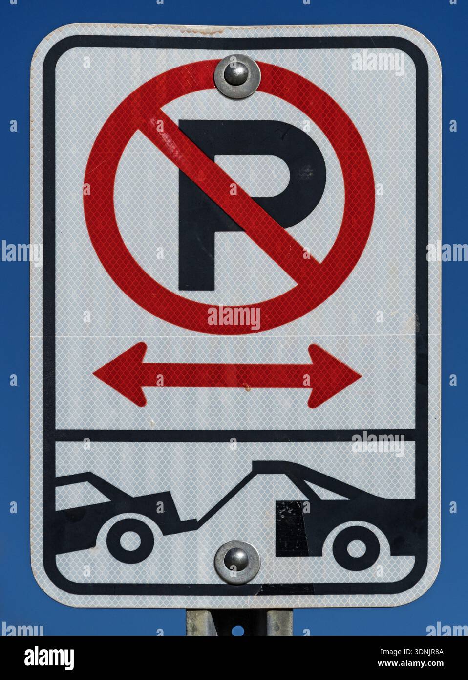 nessun veicolo da parcheggio sarà trainato con un cartello con sfondo blu Foto Stock