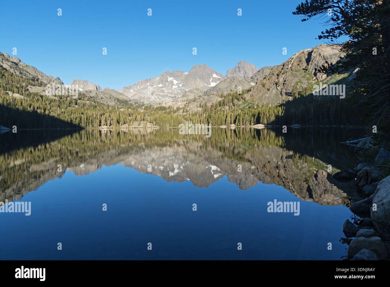 Mount Ritter e Banner Peak si riflettono nel lago Shadow nella riserva naturale Ansel Adams delle Sierra Nevada Mountains della California Foto Stock