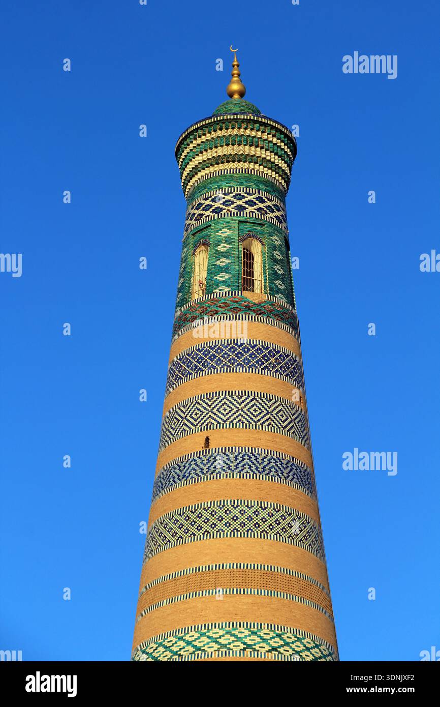 La Madrasa Seyyed Islam Khoja fu costruita tra il 1908 e il 1910. Il suo minareto in mattoni e le decorazioni in piastrelle sono degne di nota. Khiva, Uzbekistan. Foto Stock