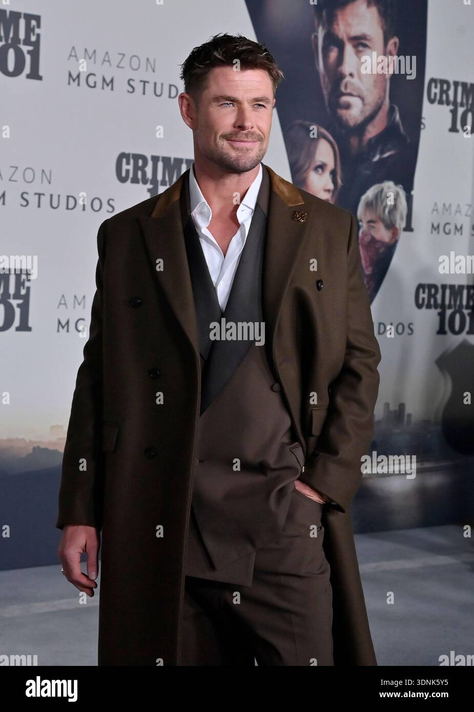 Los Angeles, Stati Uniti. 10 febbraio 2026. Il membro del cast Chris Hemsworth partecipa alla prima mondiale del thriller poliziesco "Crime 101" di Amazon MGM Studios allo United Theater di Broadway nel centro di Los Angeles martedì 10 febbraio 2026. Storyline: Un ladro sfuggente, che guarda il suo punteggio finale, incontra un broker assicurativo disilluso al suo crocevia. Mentre i loro percorsi si intrecciano, un incessante detective li segue sperando di contrastare il furto multimilionario che stanno pianificando. Foto di Jim Ruymen/UPI credito: UPI/Alamy Live News Foto Stock