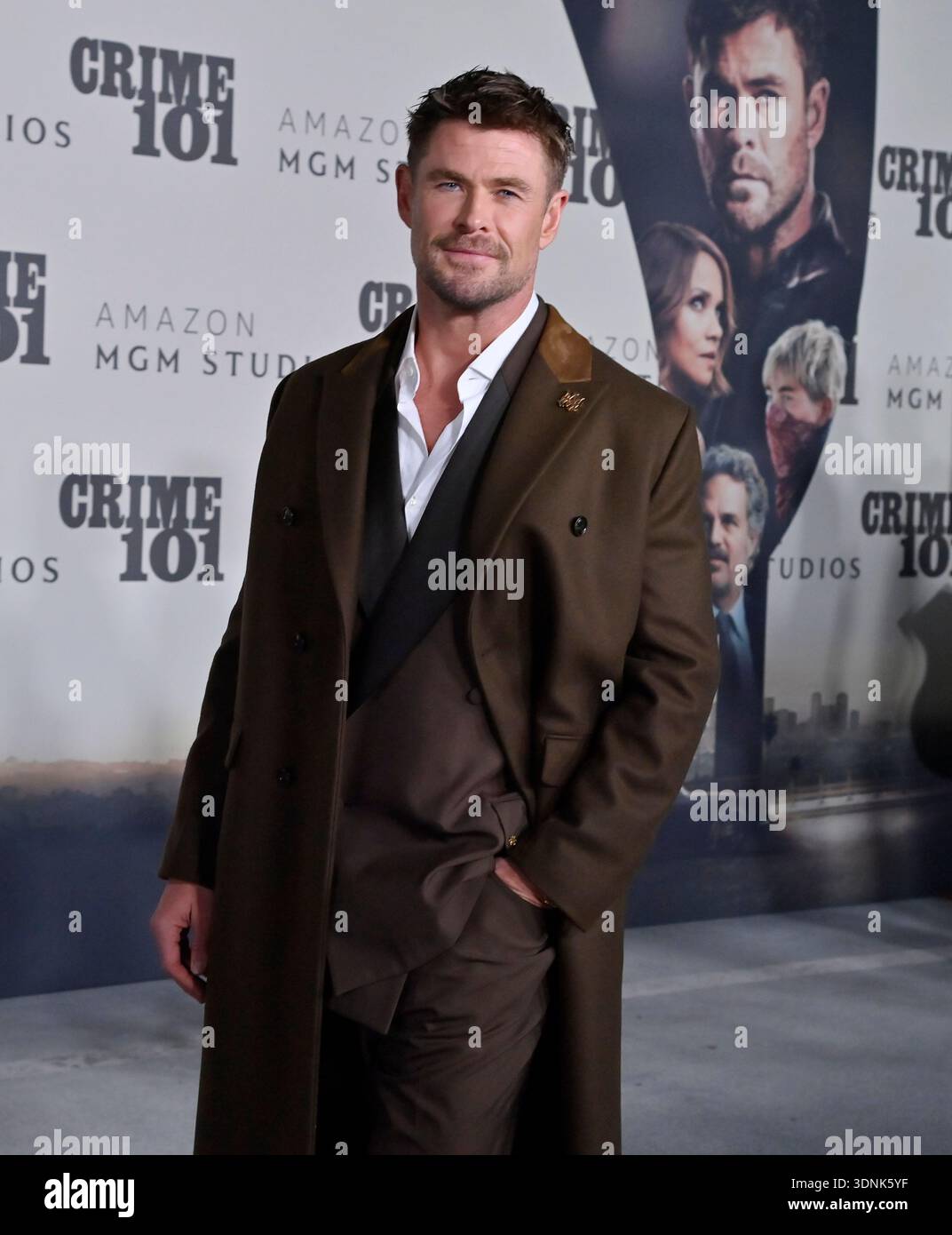 Los Angeles, Stati Uniti. 10 febbraio 2026. Il membro del cast Chris Hemsworth partecipa alla prima mondiale del thriller poliziesco "Crime 101" di Amazon MGM Studios allo United Theater di Broadway nel centro di Los Angeles martedì 10 febbraio 2026. Storyline: Un ladro sfuggente, che guarda il suo punteggio finale, incontra un broker assicurativo disilluso al suo crocevia. Mentre i loro percorsi si intrecciano, un incessante detective li segue sperando di contrastare il furto multimilionario che stanno pianificando. Foto di Jim Ruymen/UPI credito: UPI/Alamy Live News Foto Stock