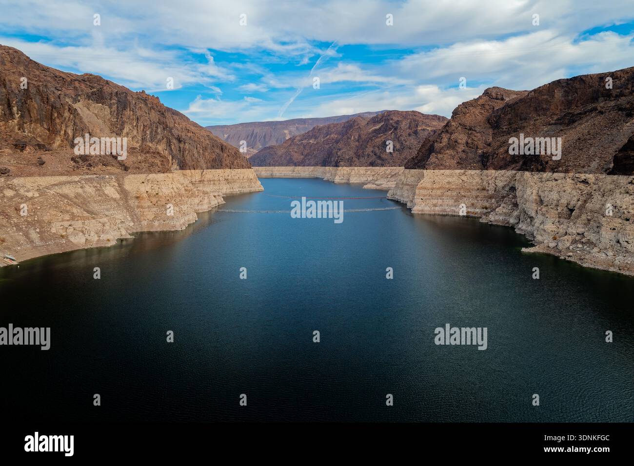 Scena Dry Canyon. Lago artificiale remoto e tranquillo che riflette l'ambiente duro del deserto sudoccidentale Foto Stock