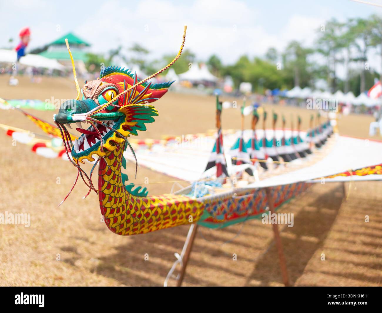 Tradizionale aquilone indonesiano a forma di barca drago in un festival di aquiloni a Pasir Gudang, Malesia. Profondità di campo bassa con la testa del drago in focu Foto Stock