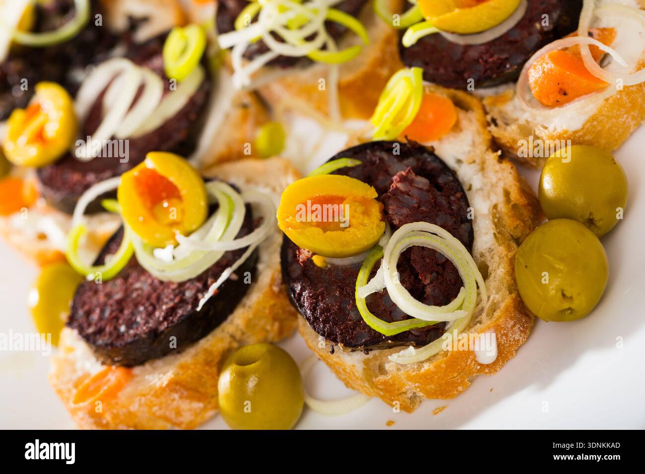 Sandwich con salsiccia di sangue e olive Foto Stock