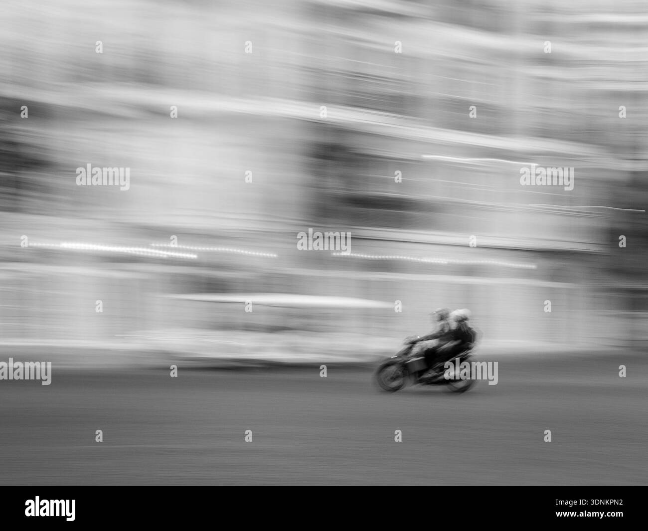 Scooter Motion Blur con passeggeri a Sunset Town Phu Quoc Foto Stock