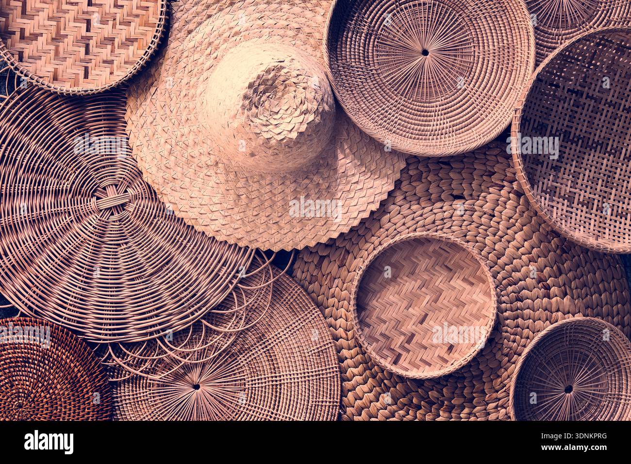 Vista dall'alto di prodotti wisker, cestini, tappetini da tavolo e cappelli, sfondo astratto di artigianato asiatico vintage Foto Stock