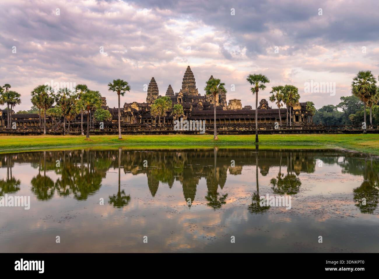 Vista del tempio di Angkor wat al tramonto con riflessi d'acqua, Siem Reap, Cambogia Foto Stock