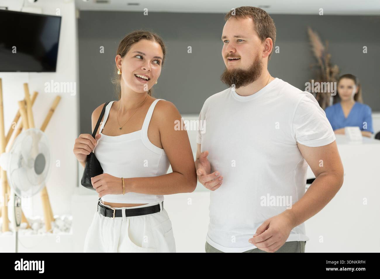 la coppia si trova di fronte alla reception in odontoiatria Foto Stock
