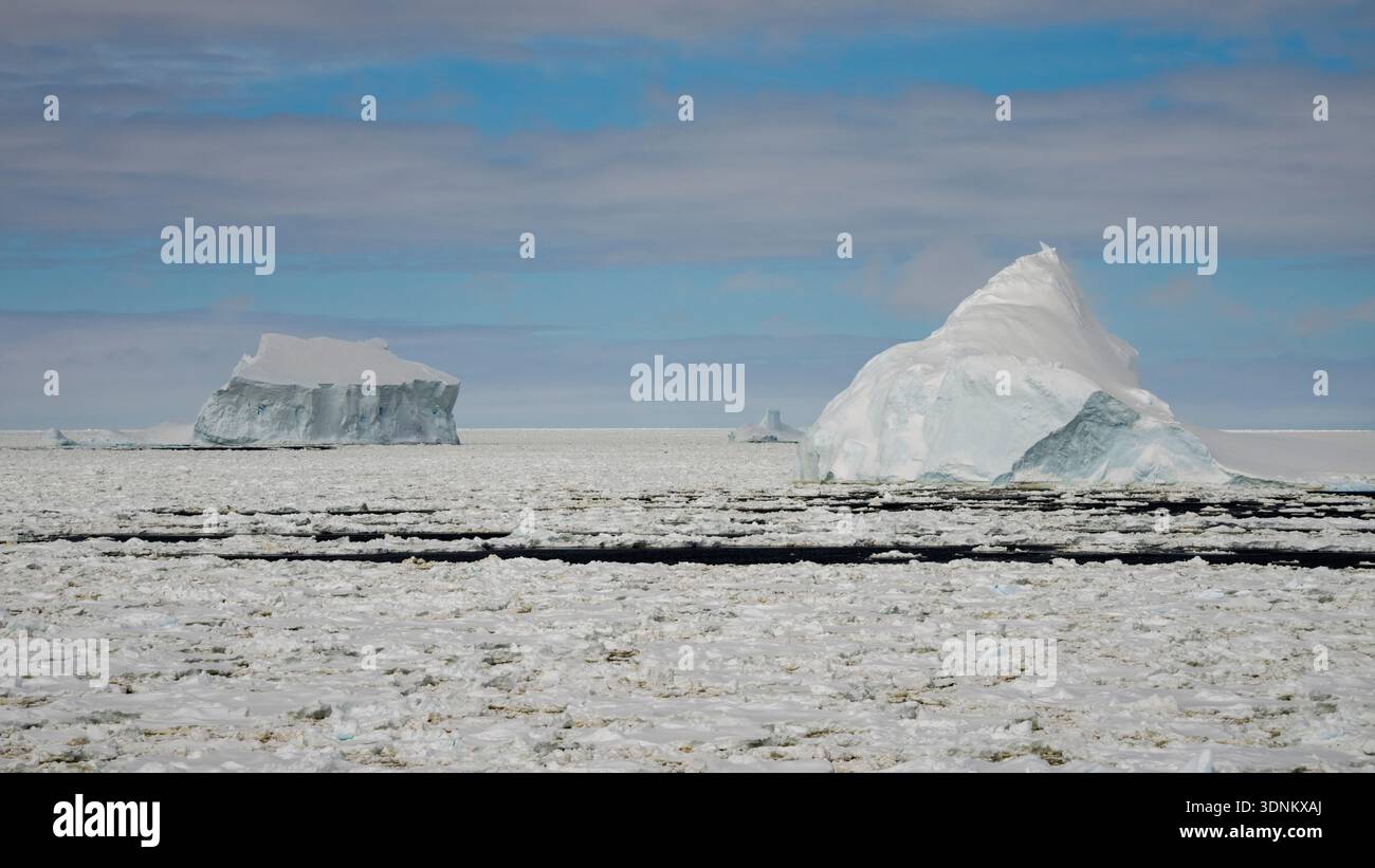 Ghiaccio marino e iceberg, Crystal Sound, Antartide. Foto Stock