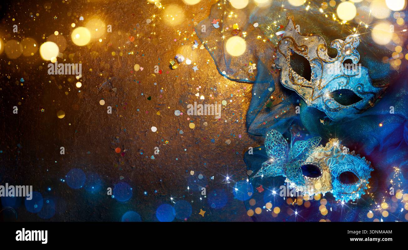 Carnevale - due Maschere veneziane con scintillanti astratti e luci - Masquerade travestimento con Confetti Foto Stock