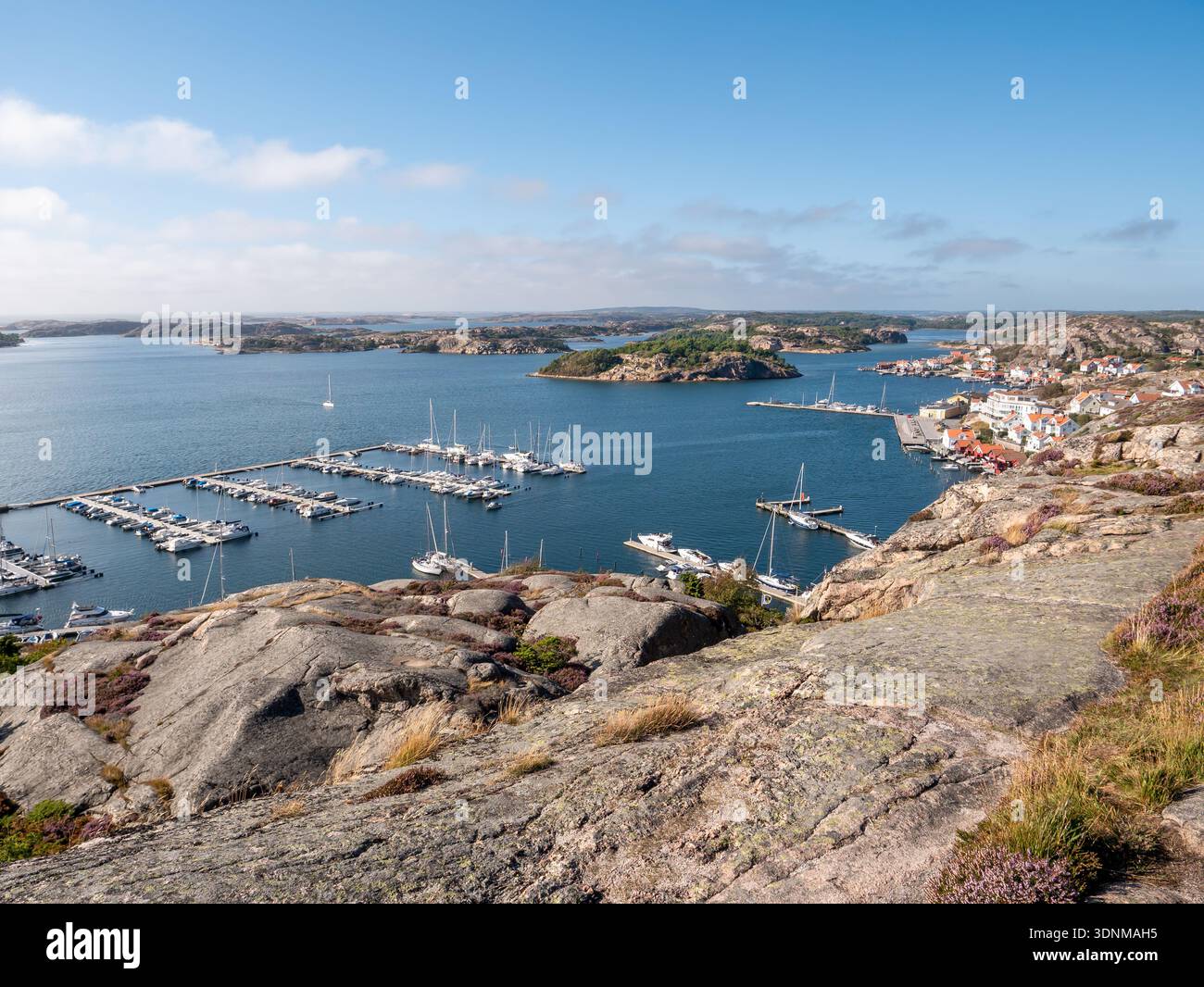 Porticciolo di Fjällbacka e costa dell'arcipelago circostante a Bohuslän, Västra Götaland, costa occidentale della Svezia, vista da Vetteberget Foto Stock
