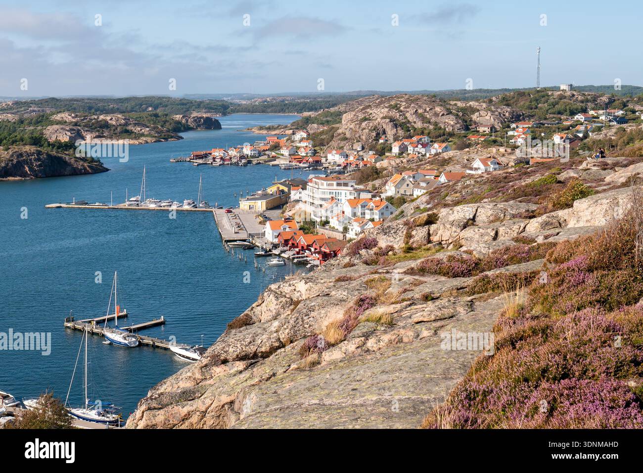 Porto di Fjällbacka, villaggio costiero e arcipelago circostante a Bohuslän, Västra Götaland, costa occidentale della Svezia, visto da Vetteberget Foto Stock