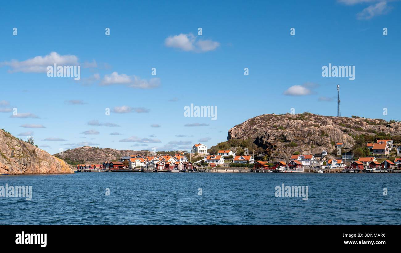 Litorale costiero e case nella parte settentrionale di Fjällbacka, municipalità di Tanum, Bohuslän, sulla costa occidentale svedese Foto Stock