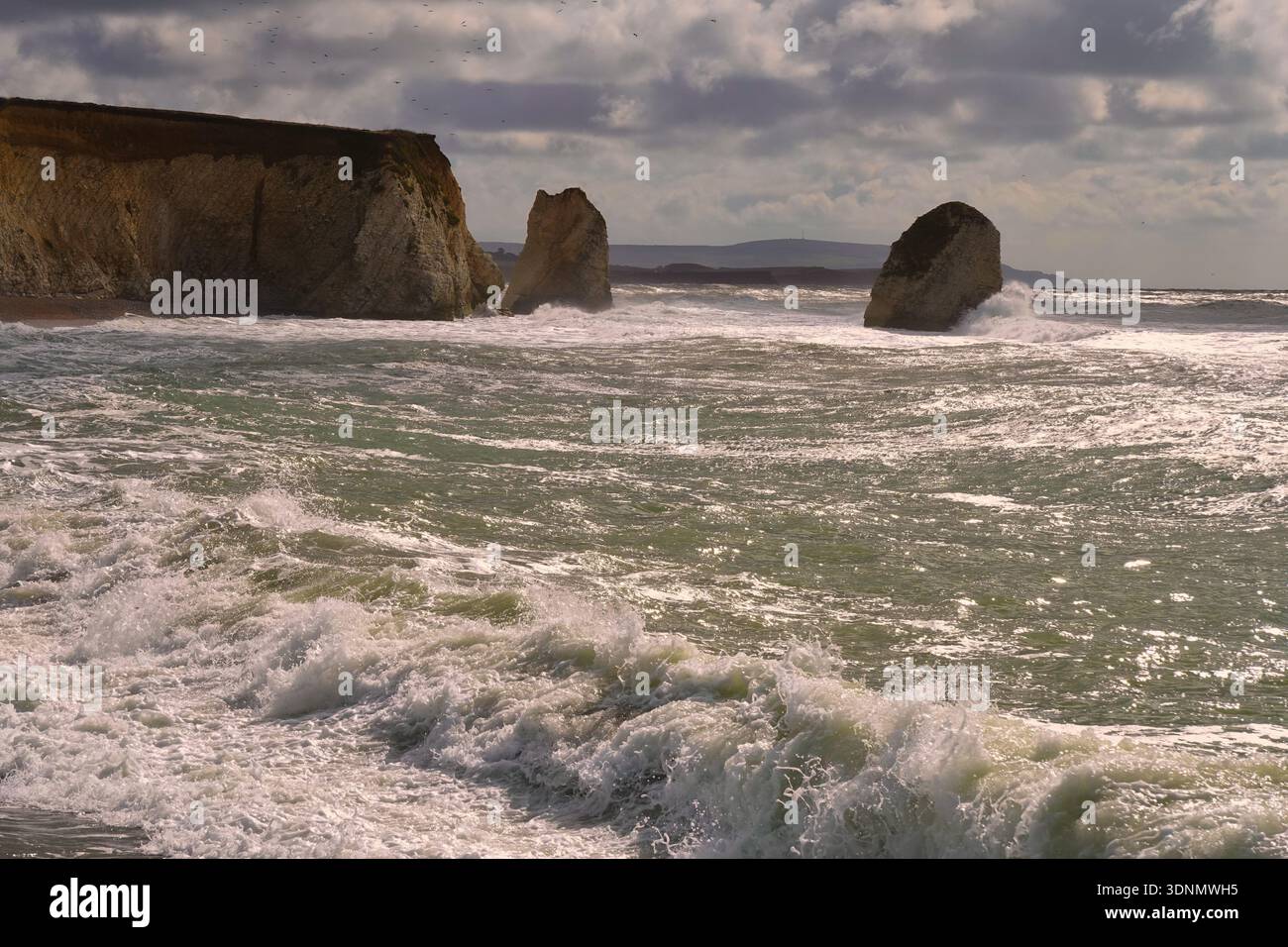 Le onde si infrangono contro i gesso e le scogliere di Freshwater Bay sull'isola di Wight, Inghilterra, Regno Unito, durante il tempo tempestoso. Foto Stock