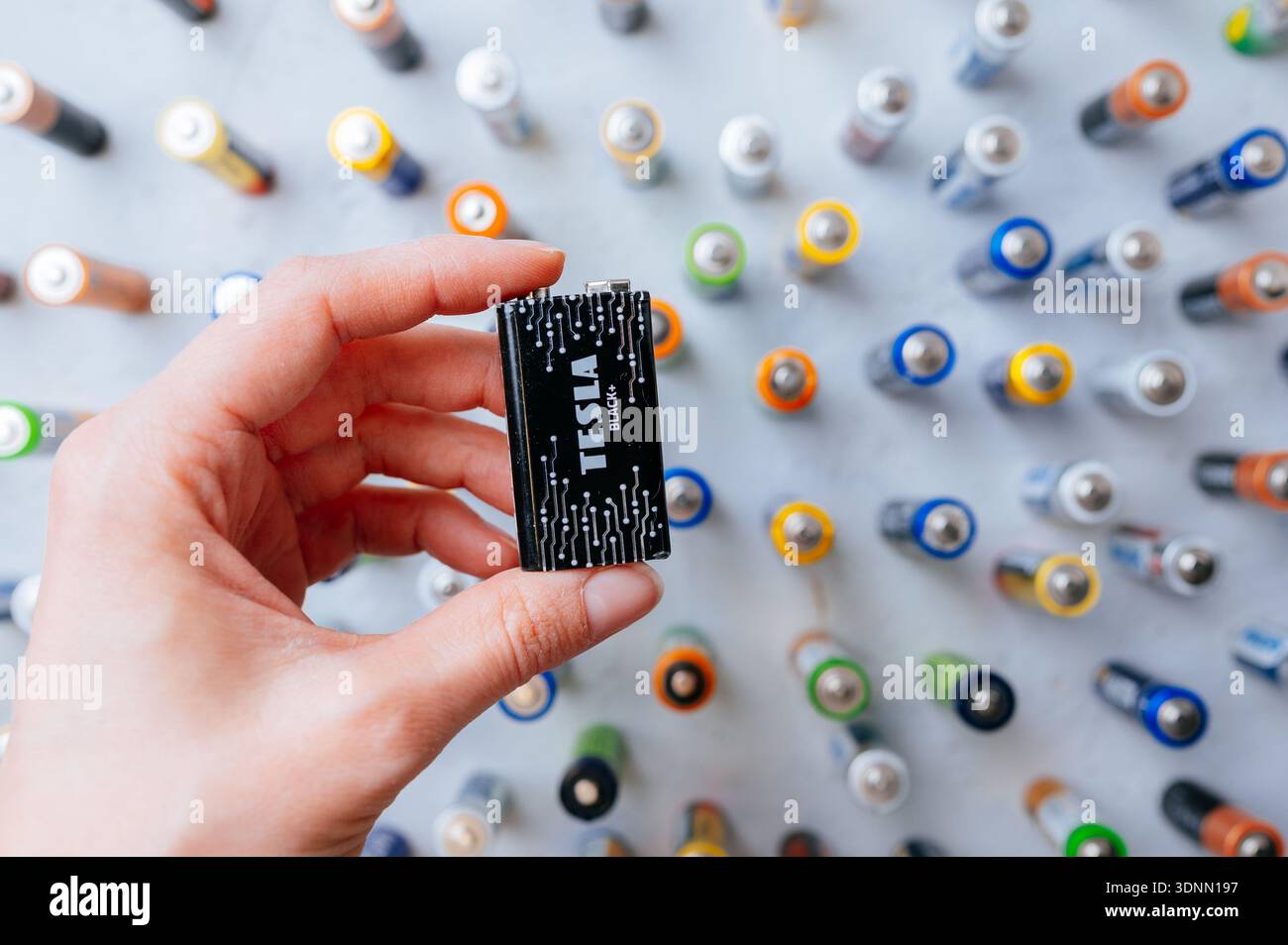 Chisinau, Moldavia, 11 febbraio 2026. Il tecnico esamina i dettagli dell'energia. Vista ravvicinata delle opzioni della batteria di valutazione da parte del tecnico Foto Stock