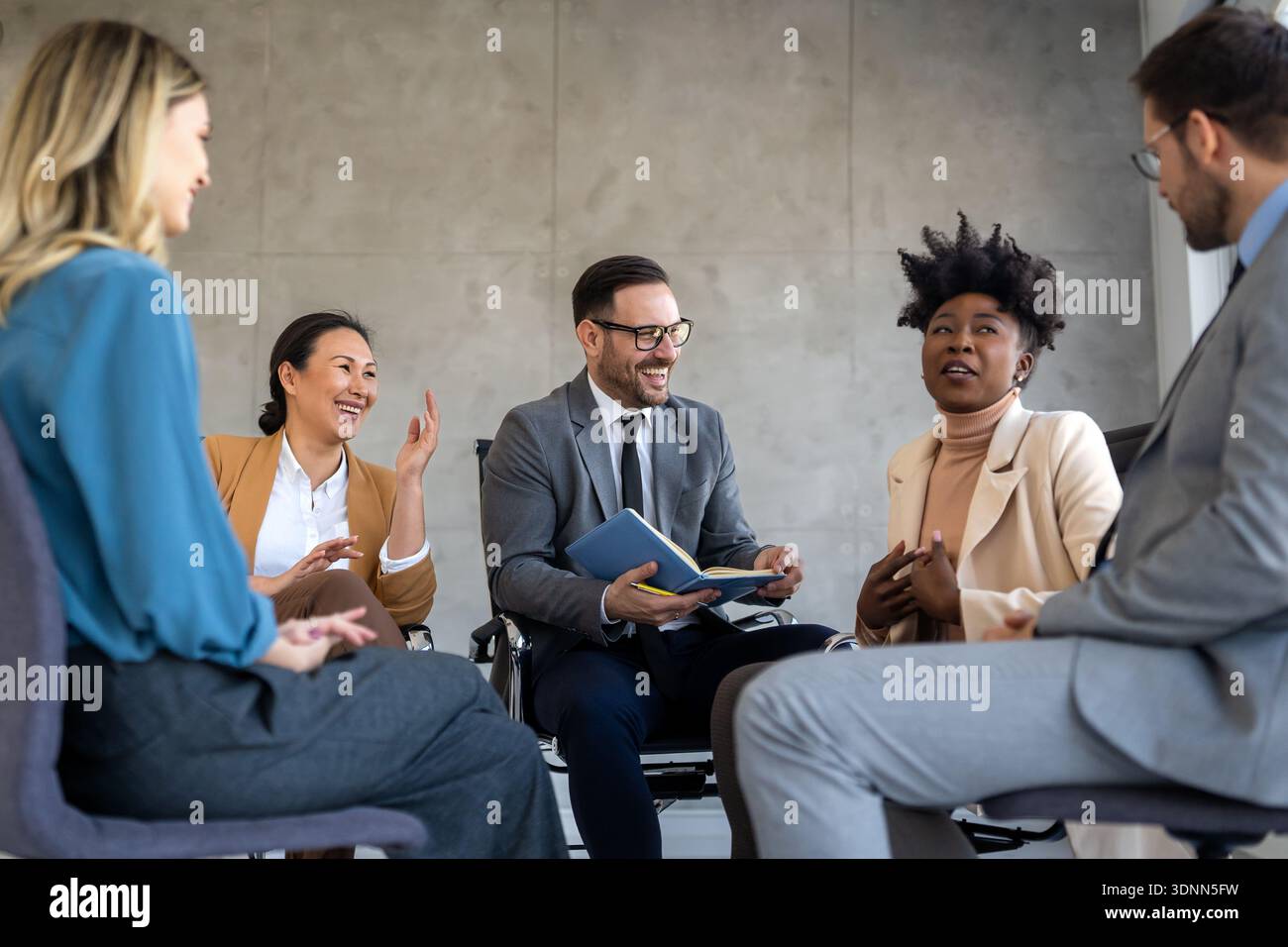 Un luogo di lavoro multinazionale un leader integra prospettive, collaborazione interculturale, diversità Foto Stock