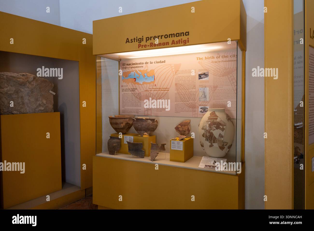 Ecija, Spagna - 27 agosto 23: Mostra caso sulla cultura Astigi pre-romana al Museo Histórico Municipal de Écija, Spagna. Foto Stock