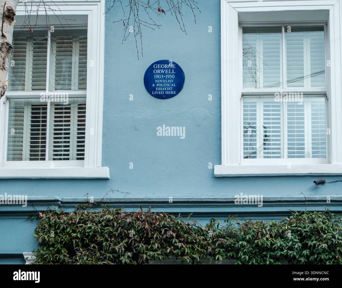 Targa blu di George Orwell sull'esterno di una casa residenziale a Londra, che segna l'ex casa dello scrittore. Foto Stock
