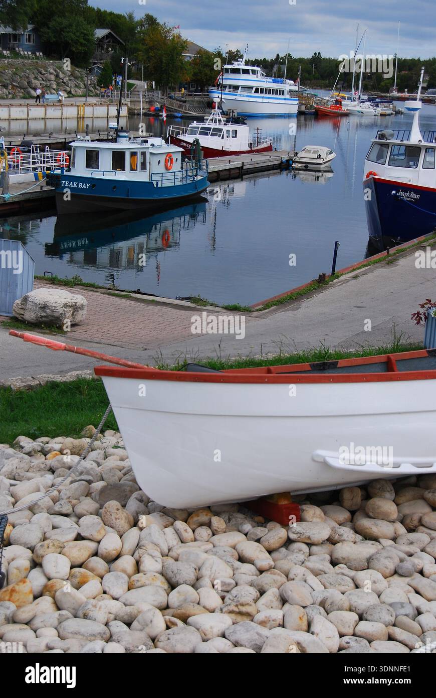 Barche a Marina di Tobermory nella penisola di Bruce, Ontario Vertical Foto Stock